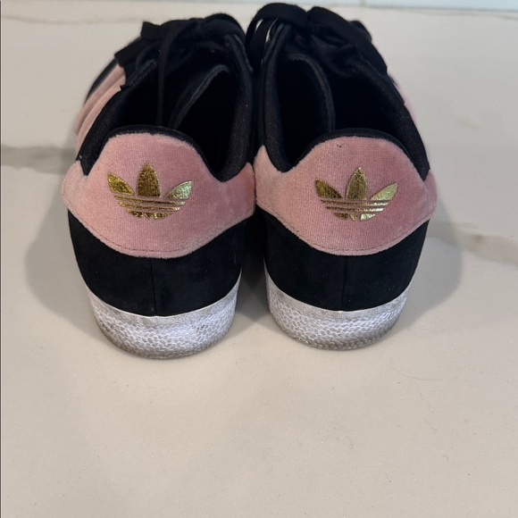 Adidas Women's Gazelle suede Black and Pink Sneakers size 7.5 - Picture 3 of 4
